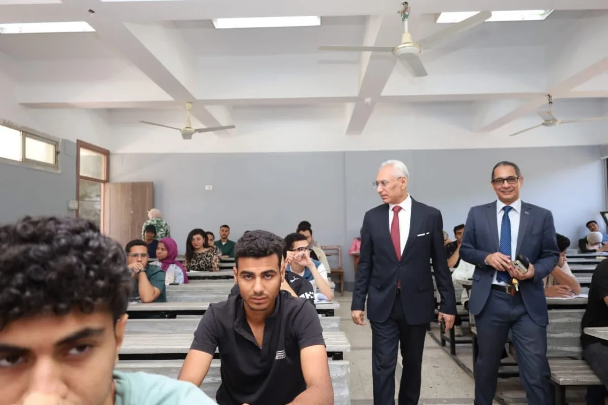 رئيس جامعة المنيا يواصل جولاته التفقدية للامتحانات