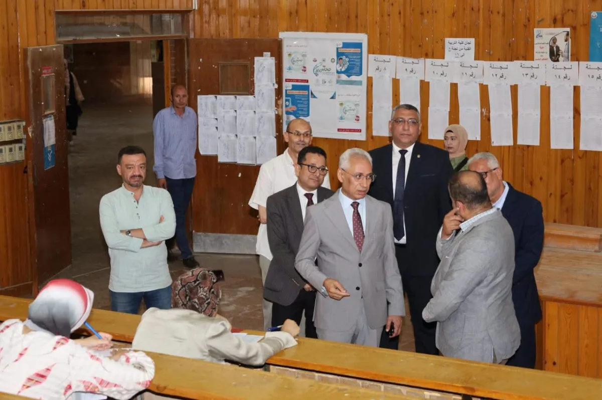 رئيس جامعة المنيا يتفقد امتحانات كلية التربية الفنية