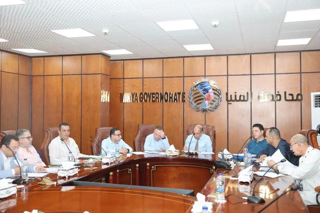 محافظ المنيا يلتقي نواب البرلمان لبحث ملفات التنمية ومتابعة طلبات المواطنين