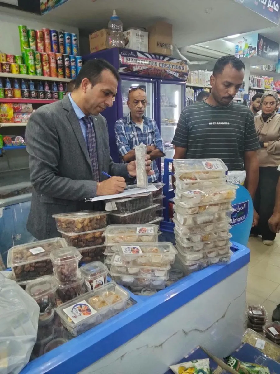 تحرير 40 محضرًا وضبط أغذية وأدوية غير صالحة ومجهولة المصدر بالعدوة وبني مزار
