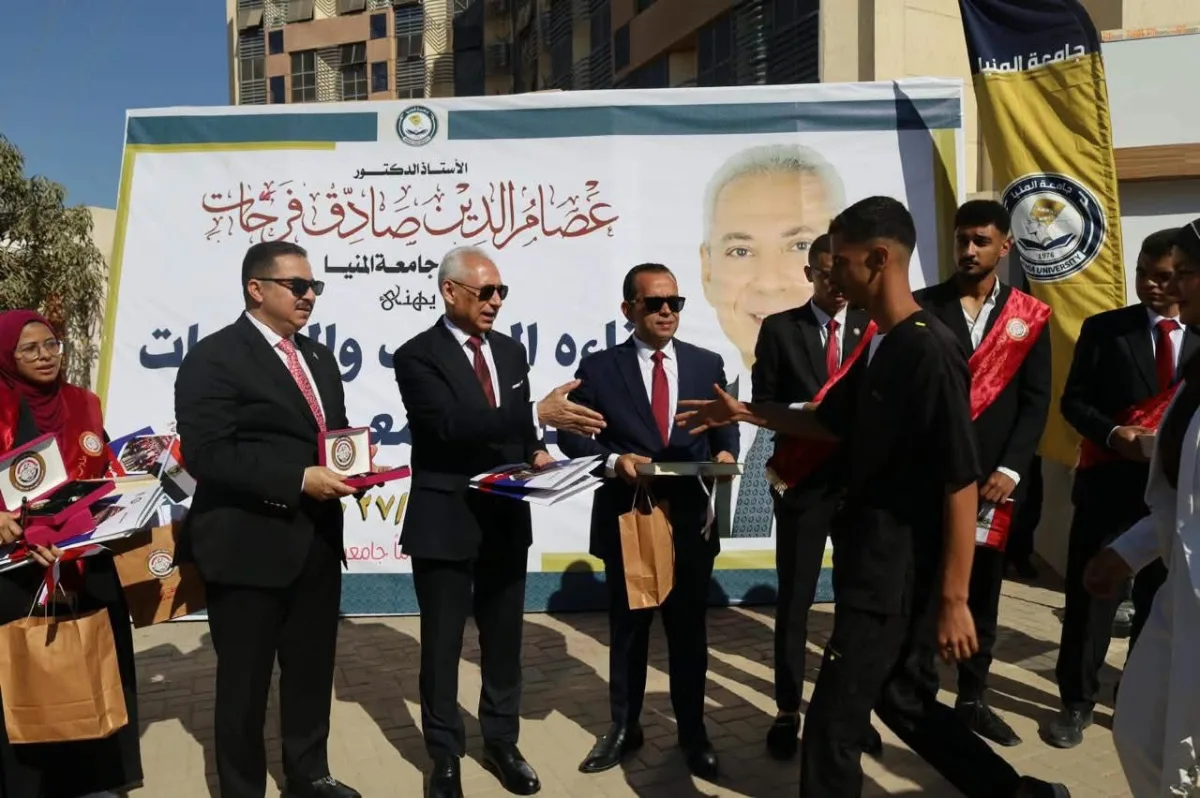 مع أول أيام الدراسة.. رئيس جامعة المنيا يستقبل الطلاب بالهدايا ويؤكد: اليوبيل الذهبي انطلاقة نحو المستقبل