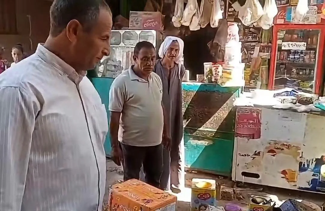 ضبط أغذية فاسدة وسلع مجهولة المصدر في 3 مراكز بالمنيا